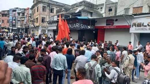 Indore: इंदौर में मंदिर के बाहर युवक ने की पेशाब, हिन्दू संगठनों ने किया प्रदर्शन