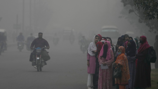 पाकिस्तान के पंजाब में स्मॉग के चलते स्कूल-कॉलेज बंद:  17 नवंबर तक रोक लगाई; सार्वजनिक स्थानों पर लोगों की एंट्री भी बैन