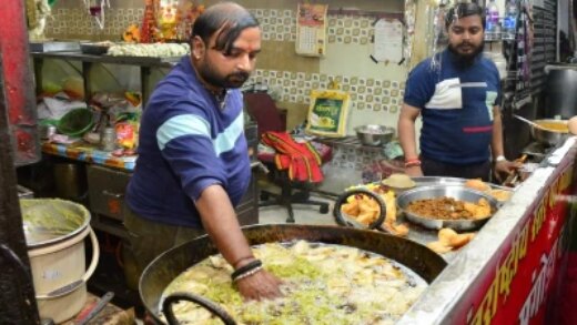 पिता ने दिया बेटे को गर्म तेल में हाथ डालकर समोसे तलने का हुनर, देखने दूर-दूर से आते हैं लोग