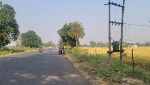 राहगीरों को खतरा बना बिजली ट्रासंफार्मर:  बीते दिनों स्कूल बस टकराने से बची; केंद्र प्रभारी बोले- डीपी की ऊंचाई बढ़ाएंगे – Ashoknagar News