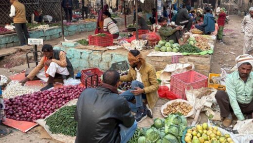 Vegetables Prices : दोगुने हुए गोभी के दाम, मटर 100 के पार; बंपर आवक पर भी आलू समेत कई सब्जियों के रेट बढ़े