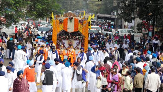 वाह-वाह गोबिंद सिंघ आपे गुर चेला, जो बोले सो निहाल के जयघोष गूंजा विशाल नगर कीर्तन | Patrika News