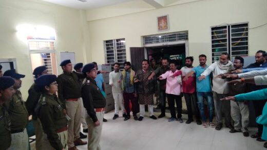 हरदा पुलिस ने चलाया गुंडा चैकिंग अभियान:  एसपी ने ली गुंडों की क्लास; अपराधों से दूर रहने की हिदायत दी – Harda News