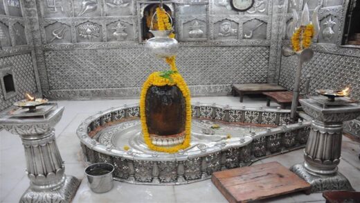 Mahakal Temple: साधु-संतों के साथ महाकाल के गर्भगृह में घुसा युवक, पुजारियों ने बाहर किया