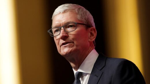 एपल के CEO Tim Cook की भारी ‘सैलरी’ के खिलाफ इनवेस्टर्स से वोटिंग की अपील