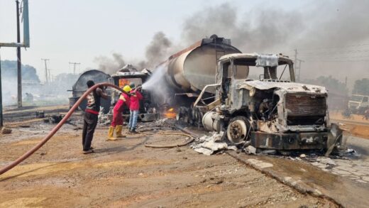 नाइजीरिया में गैसोलीन के टैंकर में टक्कर के बाद भीषण ब्लास्ट, 18 लोगों की मौत – India TV Hindi