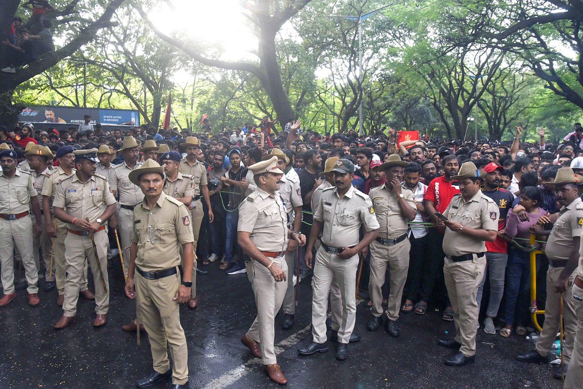 Bengaluru Stampede: एक सप्ताह का समय! बेंगलुरु हादसे के मामले में मानवाधिकार आयोग ने जिला प्रशासन और पुलिस को भेजा नोटिस