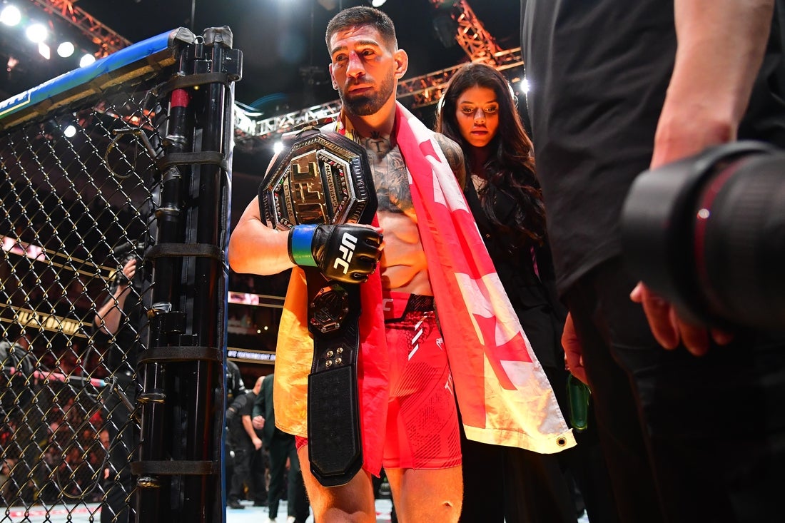 Deadspin | Ilia Topuria predicts first-round KO of Charles Oliveira at UFC 317