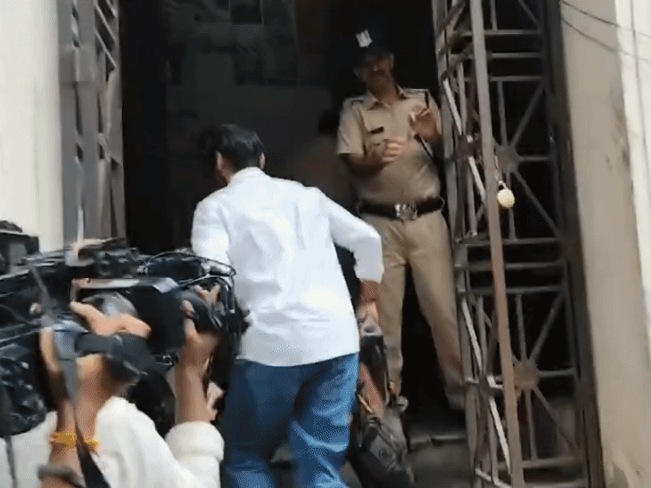 ED के ऑफिस में डिनो मोरिया ने दर्ज करवाया बयान:  कुछ दिन पहले घर में हुई थी रेड, 65 करोड़ के मीठी नदी घोटाले से जुड़ा है नाम