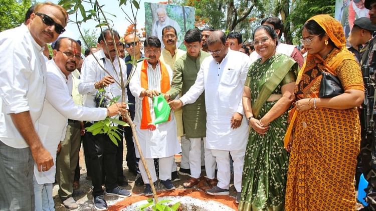 Indore News: इंदौर के नेताओं ने रूस में लगाए पौधे, दुनिया को दिया हरियाली बढ़ाने का संदेश