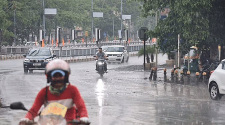 Indore News: मौसम की चाल अनोखी! इंदौर में चढ़ता पारा, छिपती बारिश