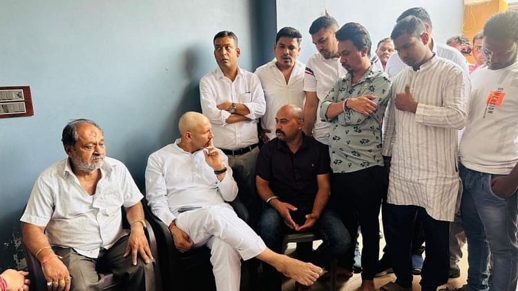 Indore News: सोनम के लिए सड़कों पर उतरीं सहेलियां, जीतू पटवारी पहुंचे राजा के घर