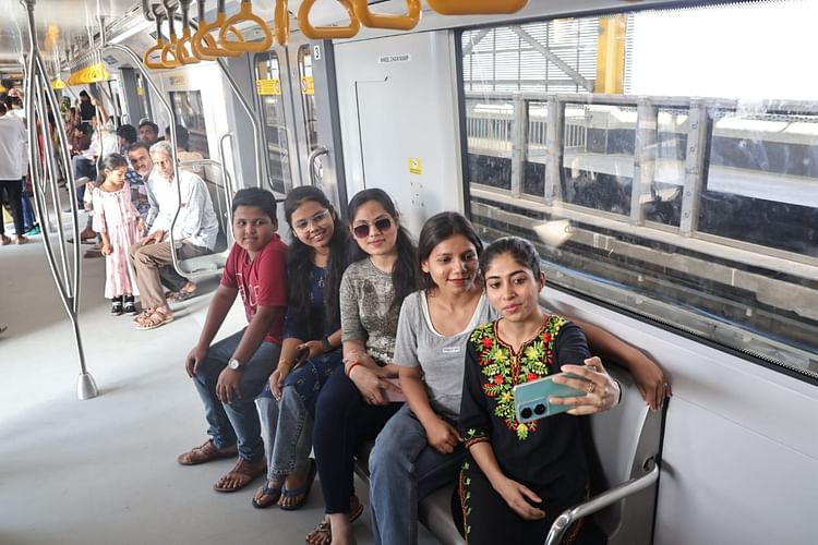 Indore: इंदौर में टिकट लेकर किया मेट्रो ट्रेन का सफर, दोनो तरफ का टिकट खरीदा