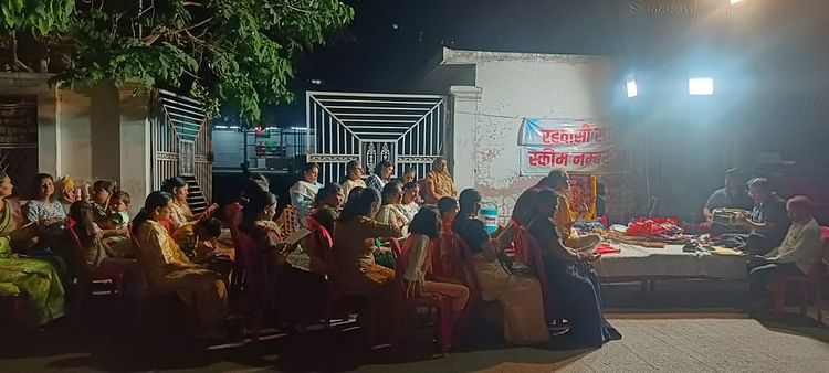 Indore: स्कीम नंबर 71 में खुली शराब दुकान, रहवासियों ने सुंदरकांड कर जताया विरोध