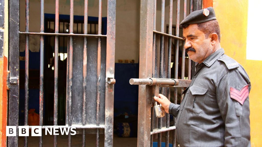 More than 200 inmates escape Pakistan jail after earthquake