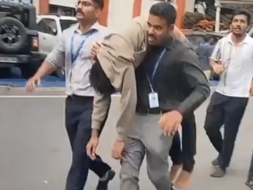 RCB की विक्ट्री परेड में भगदड़, 3 की मौत:20 लोग घायल; बेंगलुरु में चेन्नास्वामी स्टेडियम के बाहर 50 हजार लोग मौजूद