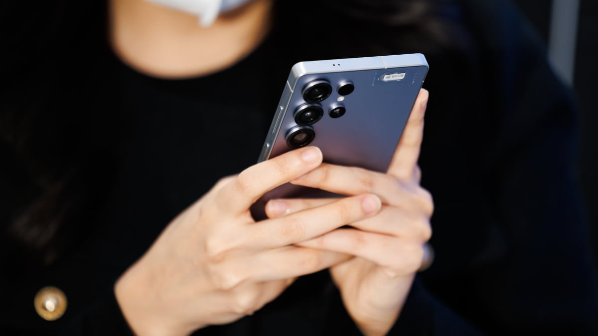 Samsung’s ,300 phone has a glue problem, user says