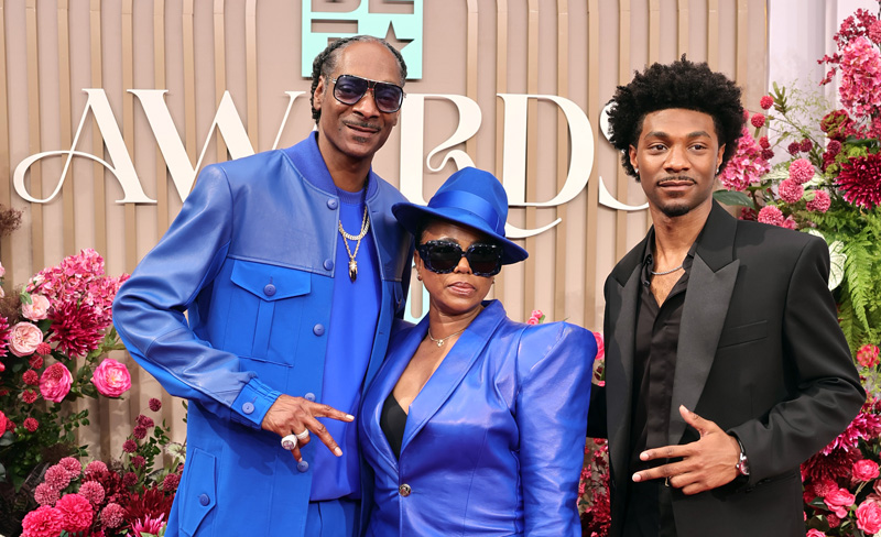 Snoop Dogg & Wife Shante Wear Matching Outfits at BET Awards 2025, Meet Up with Biopic Actor Jonathan Daviss