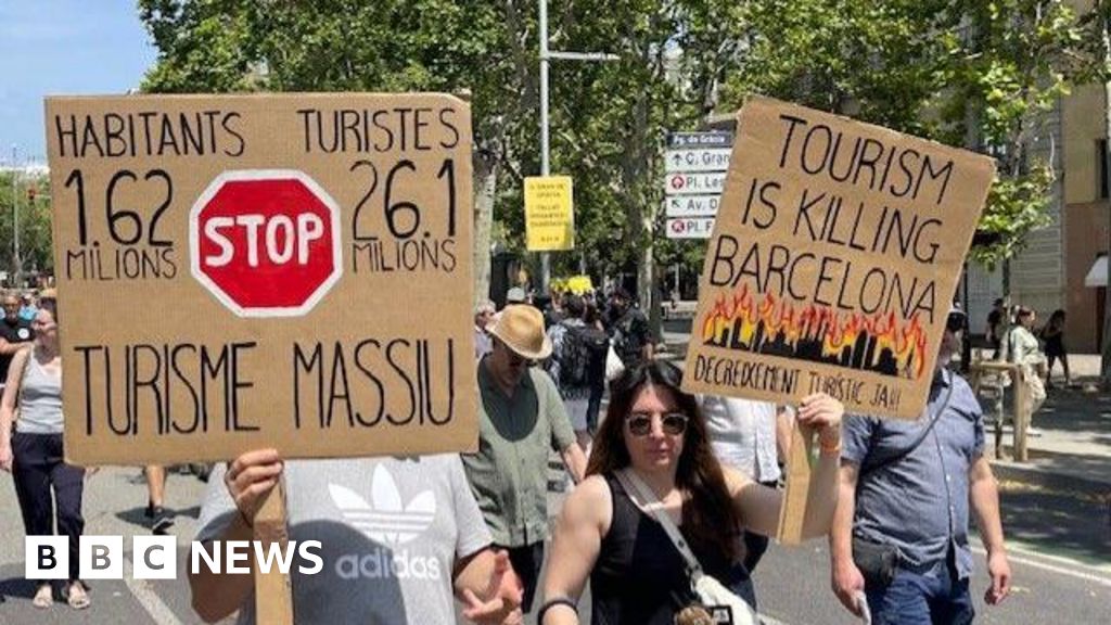 Spain tourism: The protesters and residents pushing back on tourism in Barcelona