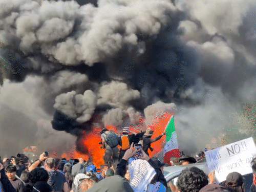 अमेरिका हिंसा- लॉस एंजिलिस में आगजनी-तोड़फोड़, 2 की मौत:  700 मरीन सैनिक तैनात होंगे; ट्रम्प बोले- गवर्नर न्यूजम को गिरफ्तार किया जाए तो अच्छा होगा