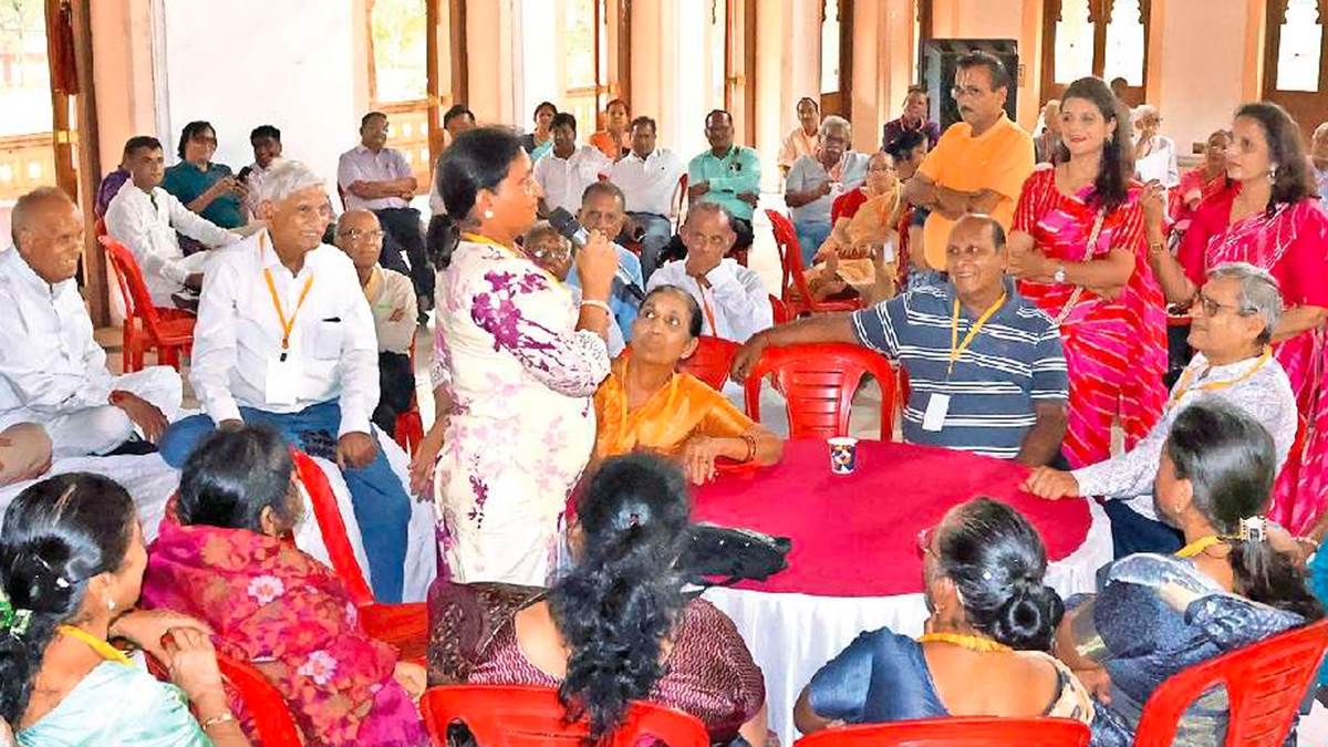 इंदौर में लगी बुजुर्गों की चौपाल, बोले- ‘मेरे बेटे ने जमीन-जायदाद अपने नाम करवा ली, मैं क्या करूं’