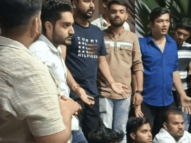 उज्जैन के एसपी ऑफिस में ABVP का धरना:  कार्यकर्ताओं ने लगाया मारपीट का आरोप, कहा- नशे में सीएसपी ने की पिटाई – Ujjain News