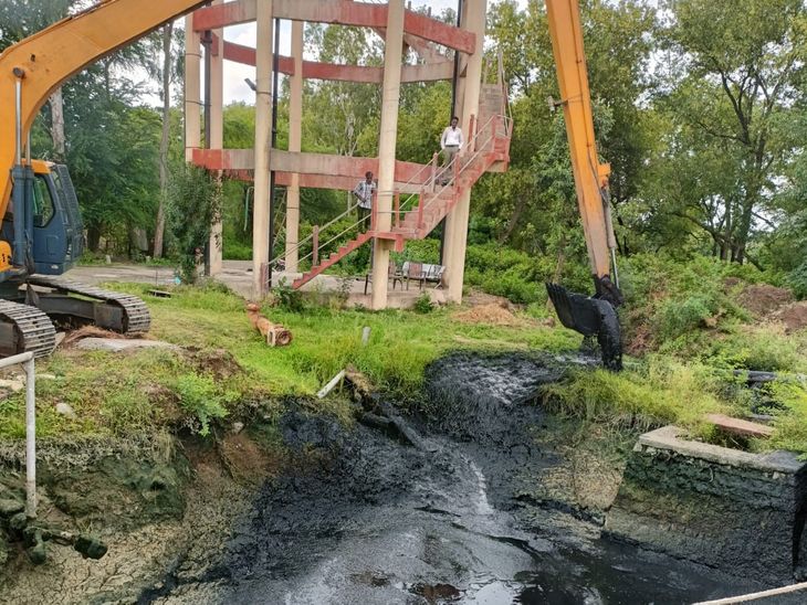 खिलचीपुर नगर परिषद ने शुरू की वाटर टैंक की सफाई:  एक महीने से आ रहा था दूषित पानी; वीडियो वायरल होने के बाद की कार्रवाई – rajgarh (MP) News