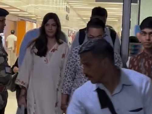 गर्लफ्रेंड गौरी संग दिल्ली एयरपोर्ट पर नजर आए आमिर:  पैपराजी से कहा ईद मुबारक; यूजर्स बोले- अब सलमान के लिए भी कोई गौरी ढूंढ दो