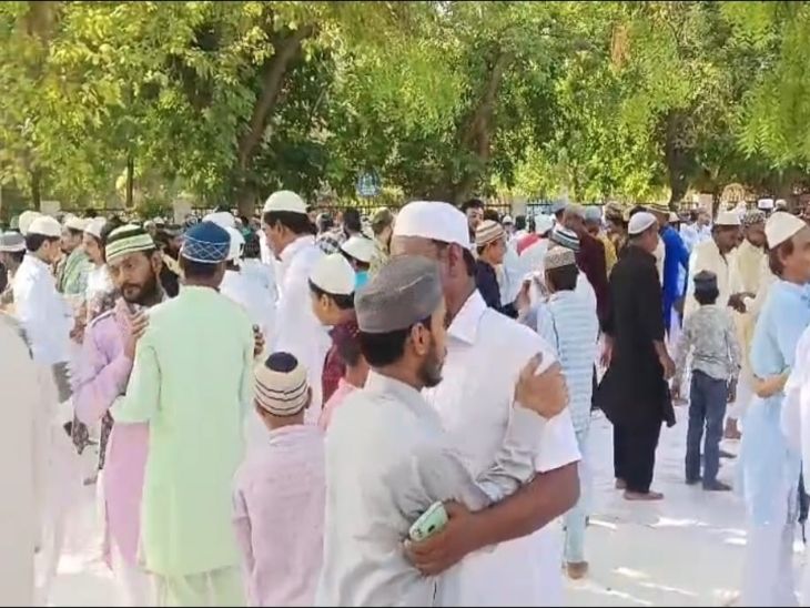 ग्वालियर में एक-दूसरे से गले लगकर बोले-ईद मुबारक:  मस्जिद-ईदगाहों में नमाज अदा कर मांगी देश की खुशहाली की दुआ – Gwalior News