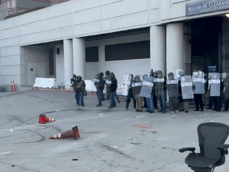 ट्रम्प लॉस एंजिल्स में 2 हजार नेशनल गार्ड तैनात करेंगे:  अप्रवासियों और अधिकारियों के बीच हिंसक झड़प, रोज 3 हजार माइग्रेंट्स को गिरफ्तार करने का टारगेट दिया