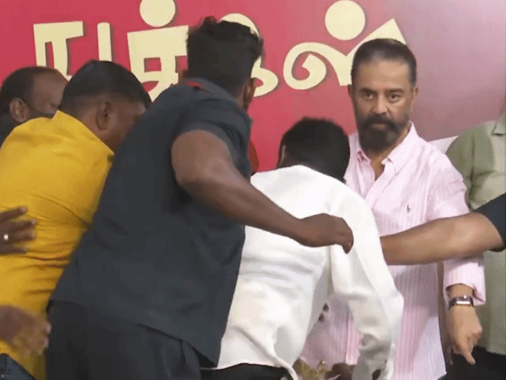 तलवार लेकर मंच पर पहुंचा कमल हासन का फैन:  जबरदस्ती तलवार थमाने की कोशिश करने वाले शख्स पर भड़के एक्टर, पुलिस ने संभाला मामला