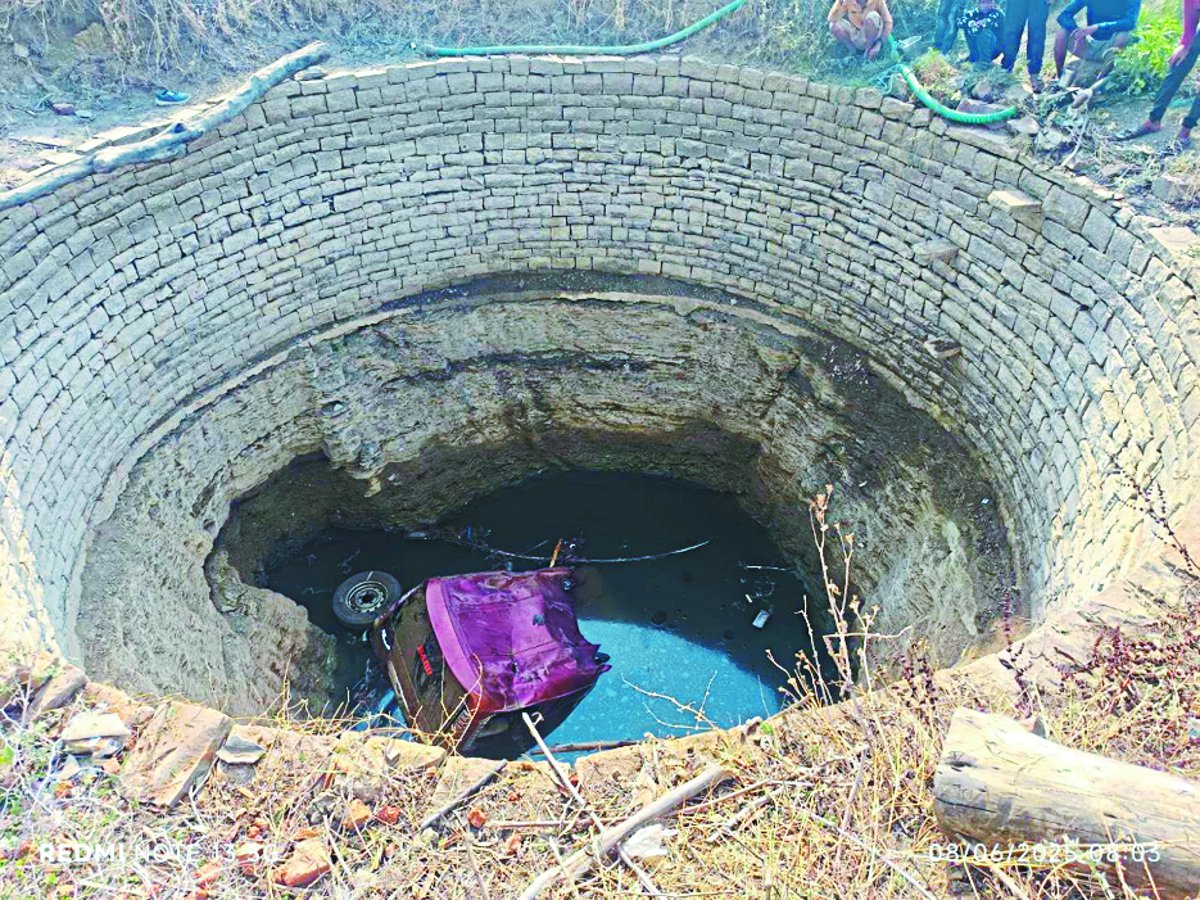 तेज रफ्तार जीप अनियंत्रित होकर कुएं में गिरी, तीन गंभीर | High speed jeep lost control and fell into a well, three seriously injured