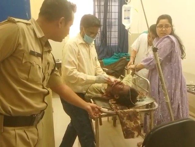 नरसिंहपुर एसपी ने दो घायल युवकों को पहुंचाया अस्पताल:  टक्कर मारने वाले वाहन का पता नहीं चला, घायल जिला अस्पताल रेफर – Narsinghpur News