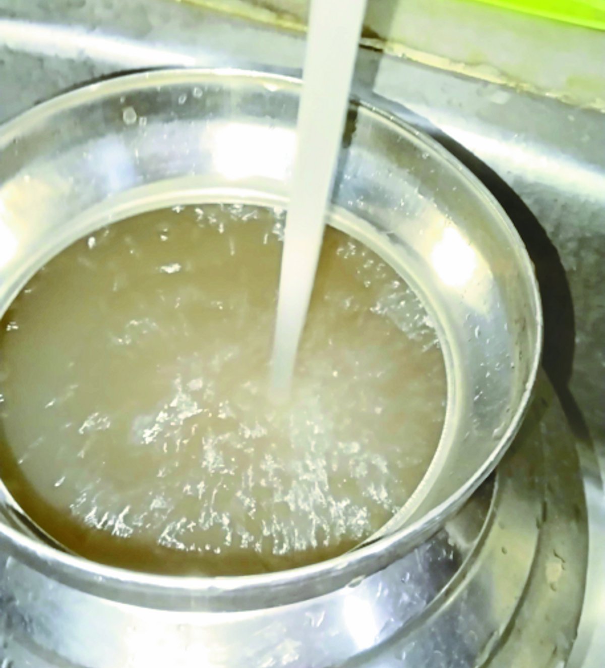 नलों से की जा रही गंदे पानी की सप्लाई | नलों से की जा रही गंदे पानी की सप्लाई