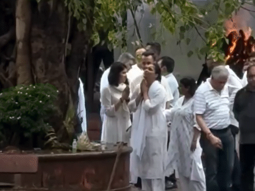 पंचतत्व में विलीन हुए मनारा चोपड़ा के पिता:  नम आंखों से एक्ट्रेस ने दी अंतिम विदाई; लंबे समय से थे बीमार