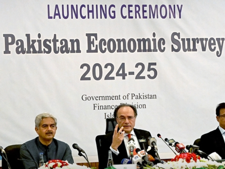 पाकिस्तान का कर्ज बढ़कर 76 हजार अरब रुपए पहुंचा:  वित्त मंत्री ने इकोनॉमिक सर्वे पेश किया; दो साल में अर्थव्यवस्था पटरी पर लौटी