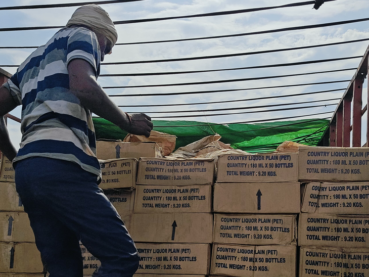 पुलिस को देख ट्रक भगाया फिर सड़क पर छोड़कर भागा:  20 लाख की 400 पेटी शराब और वाहन जब्त; पकड़ने 3Km पीछा किया था – Bhind News