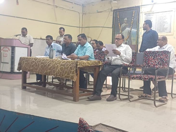 बुरहानपुर में स्कूल बस संचालन को लेकर बैठक:  अधिकारी बोले- नए सत्र से फिटनेस सर्टिफिकेट, बीमा समेत सभी दस्तावेज होंगे अनिवार्य – Burhanpur (MP) News