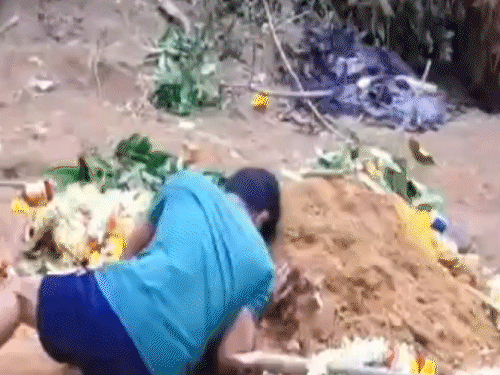 बेंगलुरु भगदड़- बेटे की कब्र से लिपट गया पिता:बोला- मुझे यहीं रहना है; भाजपा ने VIDEO पोस्ट कर CM-डिप्टी सीएम को हत्यारा कहा