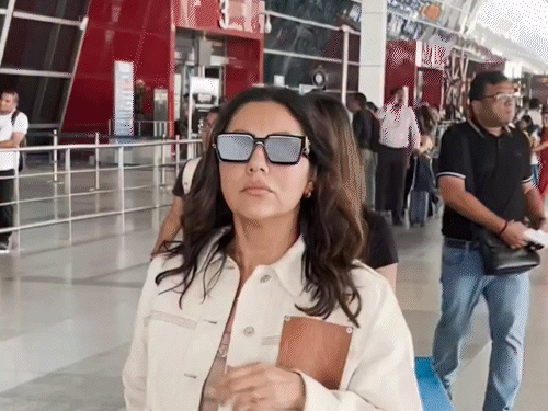 बेटी सुहाना को पैपराजी से बचाती दिखीं गौरी खान:  एयरपोर्ट पर पैप्स का कैमरा करवाया बंद, यूजर्स बोले- ऐसा करने की जरूरत क्या थी?