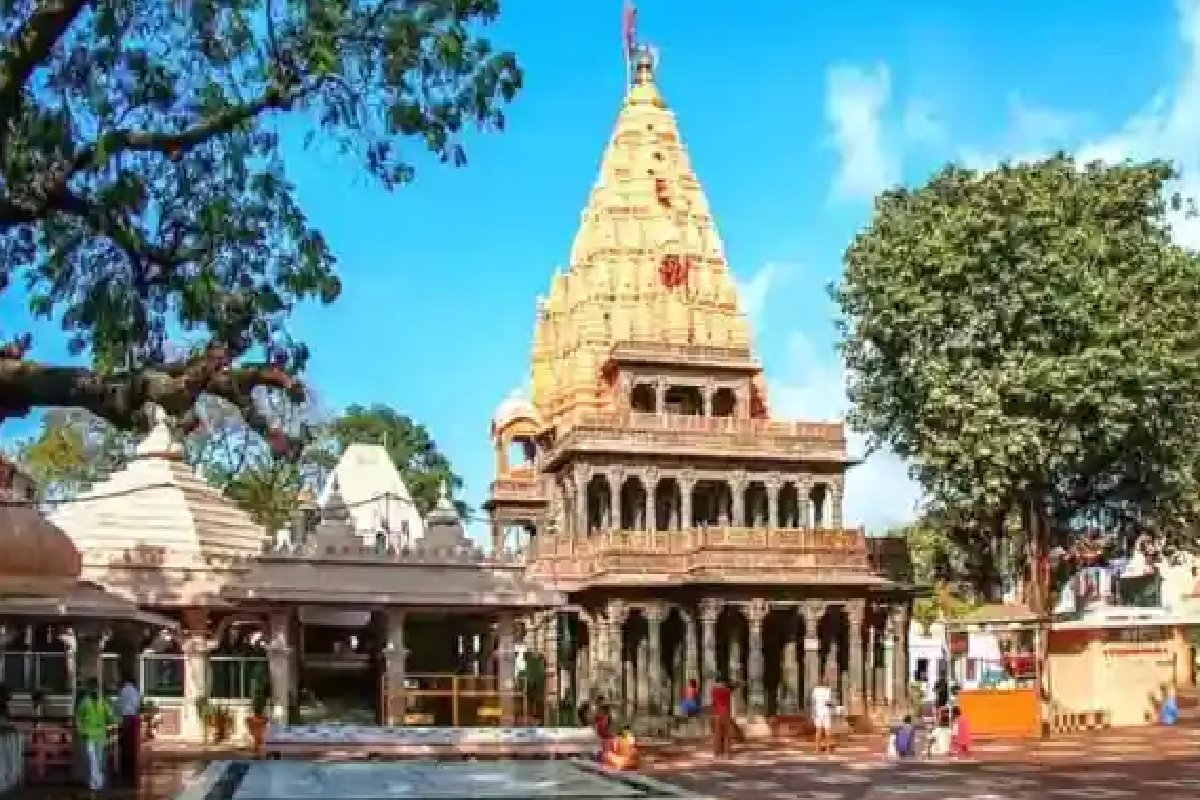 महाकाल लोक में मुस्लिम दोस्त के साथ पकड़ाई युवती, हिंदू जागरण मंच ने पुलिस को सौंपा युवक | MP News Girl caught with Muslim friend in Mahakal Lok Ujjain