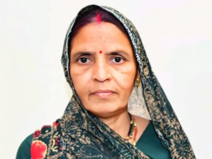 मेहंदी रचे हाथों से मां की अंतिम विदाई:  शिवपुरी में बेटे की शादी से एक दिन पहले सांप ने डसा; मवेशियों को चारा डालने गई थीं – Shivpuri News