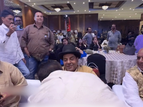 राजपाल यादव ने पैर छूकर लिया धर्मेंद्र का आशीर्वाद:  वायरल वीडियो ने जीता फैंस का दिल, बोले- छोटा पंडित वाकई बहुत संस्कारी हैं