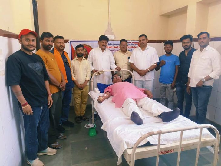 श्योपुर में युवाओं ने रक्तदान किया, मरीजों को बांटे फल:  जिला पंचायत की पहली महिला सदस्य पोस्ती रावत की पुण्यतिथि मनाई – Sheopur News