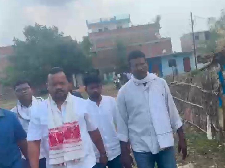 सीधी में आदिवासियों के घर तोड़े, विधायक ने किया दौरा:  प्रशासन की कार्रवाई से 50 कोल परिवार बेघर, शरद कोल ने दिया मदद का आश्वासन – Sidhi News