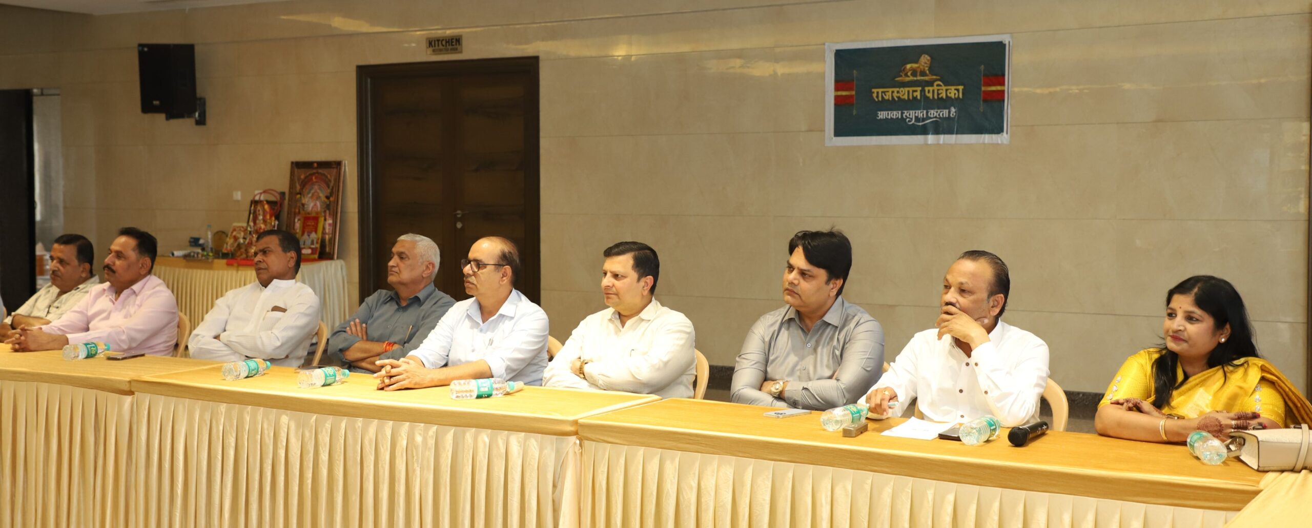 सोशल मीडिया के लिए संयम है समय की दरकार