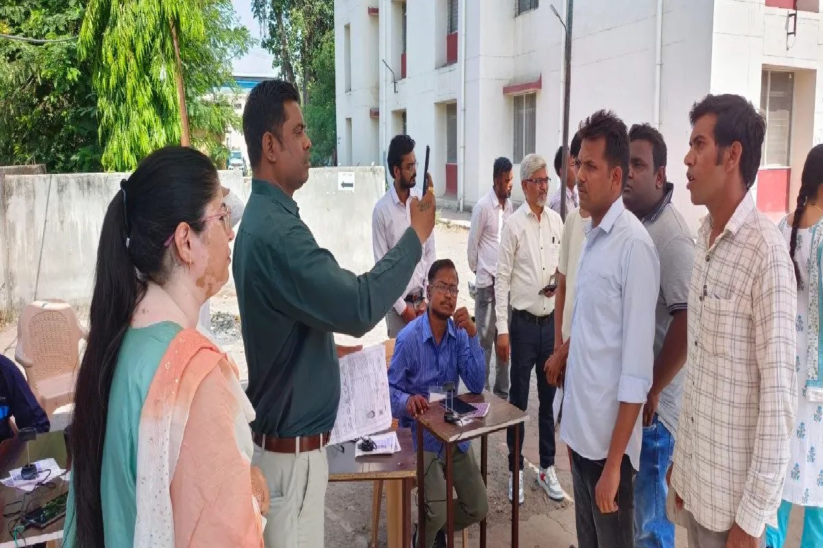 आंख स्कैन करने के बाद ही दिया प्रवेश, MPPSC की राज्य सेवा प्रारंभिक परीक्षा में गजब की सख्ती | Strict Measures Implemented In Burhanpur For The Mppsc Preliminary Examination