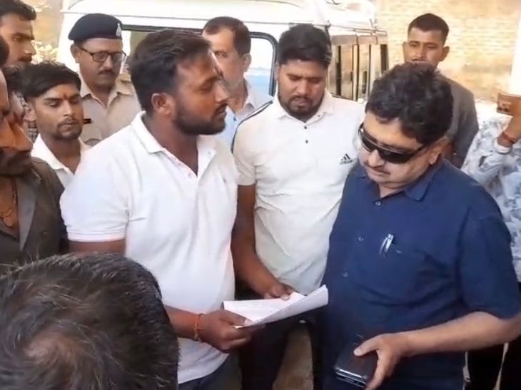 कटनी में अवैध शराब के खिलाफ बजरंग दल का प्रदर्शन:  तहसील कार्यालय में नारेबाजी, कहा- एक हफ्ते में दुकानें नहीं हटी तो आंदोलन करेंगे – Katni News