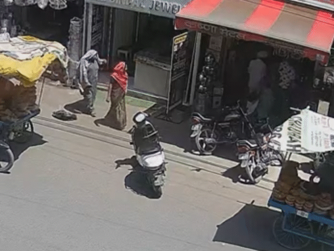 ग्वालियर में 22 लाख के गहने गायब, VIDEO:  जेवरात के बॉक्स खरीदने आए थे, कार से गिरा पाउच, दो महिलाएं उठा ले गईं – Gwalior News