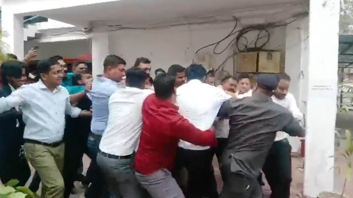 महू के करीब बेरछा के जंगल में छात्रा के साथ गैंगरेप की वारदात के आरोपियों को कोर्ट में वकीलों ने पीटा